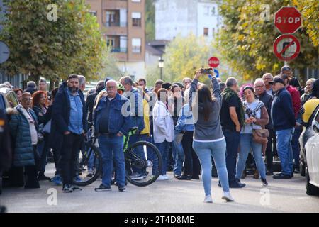 Sotrondio, Asturies, Espagne. 30 octobre 2023. Sotrondio, Espagne, le 30 octobre 2023 : une centaine de personnes se sont rassemblées pour soutenir l’accueil des immigrants lors de la conférence de presse sur l’accueil des immigrants illégaux, le 30 octobre 2023, à Sotrondio, en Espagne. (Image de crédit : © Alberto Brevers/Pacific Press via ZUMA Press Wire) USAGE ÉDITORIAL SEULEMENT! Non destiné à UN USAGE commercial ! Crédit : ZUMA Press, Inc./Alamy Live News Banque D'Images