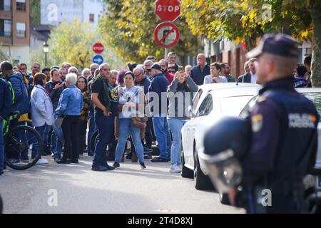 Sotrondio, Espagne. 30 octobre 2023. Sotrondio, Espagne, le 30 octobre 2023 : une centaine de personnes se sont rassemblées pour soutenir l’accueil des immigrants lors de la conférence de presse sur l’accueil des immigrants illégaux, le 30 octobre 2023, à Sotrondio, en Espagne. (Photo Alberto Brevers/Pacific Press) crédit : Pacific Press Media production Corp./Alamy Live News Banque D'Images