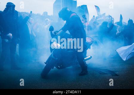 Un motocycliste fait un burnout lors d'une manifestation pro-Palestine à la Haye, pays-Bas, le 15 octobre 2023. Banque D'Images