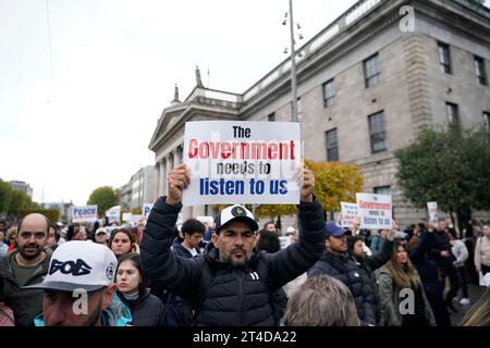 Des membres de la communauté brésilienne se rassemblent dans le centre de Dublin après qu’un livreur ait été grièvement blessé dans une collision avec une voiture garda sur la M50 samedi. Date de la photo : lundi 30 octobre 2023. Banque D'Images