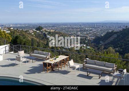 Vue sur la piscine vers Los Angeles. Oceanus House, Los Angeles, États-Unis. Architecte : Pierre de Angelis, 2023. Banque D'Images