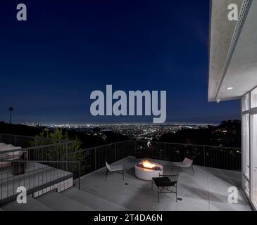 Vue vers Los Angeles la nuit. Oceanus House, Los Angeles, États-Unis. Architecte : Pierre de Angelis, 2023. Banque D'Images