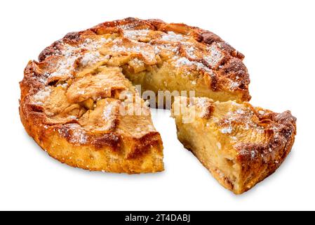 Tarte aux pommes maison coupée avec tranche isolée sur blanc avec chemin de détourage inclus Banque D'Images