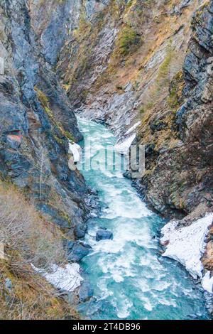 Les ruisseaux et les rivières sont alimentés par la fonte des neiges et des glaciers dans les monts Kenai sur la péninsule de Kenai entre Seward et Anchorage, en Alaska. Banque D'Images