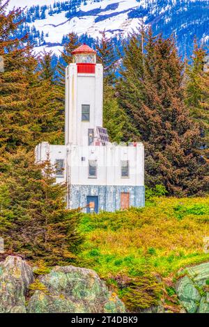 Phare de Sentinel Island, établi en 1935 (station établie en 1902). La maison du gardien a été incendiée en 1971. L'un des plus anciens phares d'Alaska. Banque D'Images