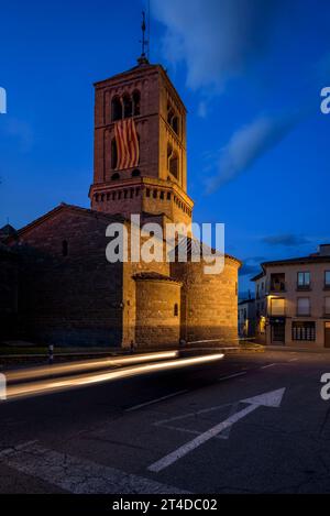 Heure bleue devenant nuit, devant l'église romane de Santa Eugènia de Berga (Osona, Barcelone, Catalogne, Espagne) Banque D'Images