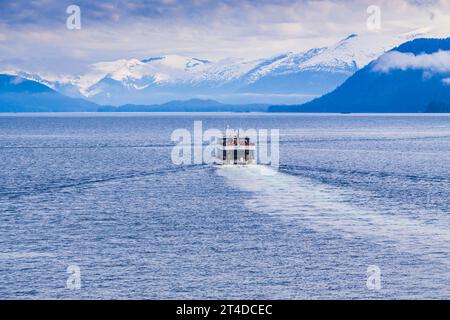 Bateau d'excursion prenant des passagers de Volendam Cruise Ship pour la visite du passage de Tracy Arm et des glaciers dans le passage intérieur de l'Alaska. Banque D'Images