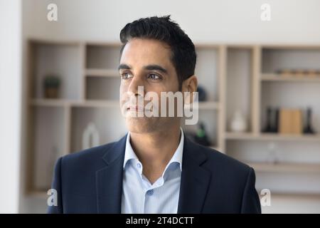 Chef de la direction sérieux pensif en costume formel posant dans le bureau Banque D'Images
