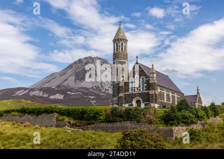 L'église catholique du Sacré-cœur à Dunlewey, en Irlande, est un point de repère avec son style hiberno-roman et sa tour ronde, nichée entre le mont Errigal Banque D'Images