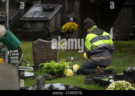 L'illustration montre les préparatifs pour la Toussaint Day au cimetière 'Campo Santo' à Sint-Amandsberg, Gand, le lundi 30 octobre 2023. La Toussaint est une fête chrétienne célébrée le 1 novembre. Les gens visitent les tombes de leurs proches et apportent des fleurs, souvent des chrysanthèmes, pour décorer les tombes. BELGA PHOTO JAMES ARTHUR GEKIERE Banque D'Images