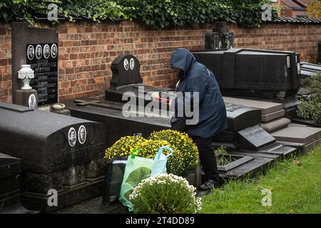 L'illustration montre les préparatifs pour la Toussaint Day au cimetière 'Campo Santo' à Sint-Amandsberg, Gand, le lundi 30 octobre 2023. La Toussaint est une fête chrétienne célébrée le 1 novembre. Les gens visitent les tombes de leurs proches et apportent des fleurs, souvent des chrysanthèmes, pour décorer les tombes. BELGA PHOTO JAMES ARTHUR GEKIERE Banque D'Images