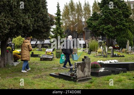 L'illustration montre les préparatifs pour la Toussaint Day au cimetière 'Campo Santo' à Sint-Amandsberg, Gand, le lundi 30 octobre 2023. La Toussaint est une fête chrétienne célébrée le 1 novembre. Les gens visitent les tombes de leurs proches et apportent des fleurs, souvent des chrysanthèmes, pour décorer les tombes. BELGA PHOTO JAMES ARTHUR GEKIERE Banque D'Images