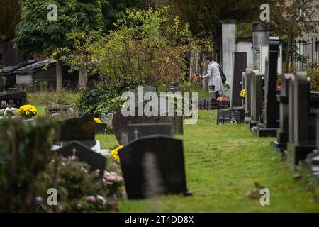 L'illustration montre les préparatifs pour la Toussaint Day au cimetière 'Campo Santo' à Sint-Amandsberg, Gand, le lundi 30 octobre 2023. La Toussaint est une fête chrétienne célébrée le 1 novembre. Les gens visitent les tombes de leurs proches et apportent des fleurs, souvent des chrysanthèmes, pour décorer les tombes. BELGA PHOTO JAMES ARTHUR GEKIERE Banque D'Images