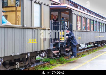 Dépôt de la gare de White Pass et Yukon route Railroad à Skagway, Alaska. Trajet en train panoramique disponible sur cette ligne au-dessus des montagnes du White Pass. Banque D'Images