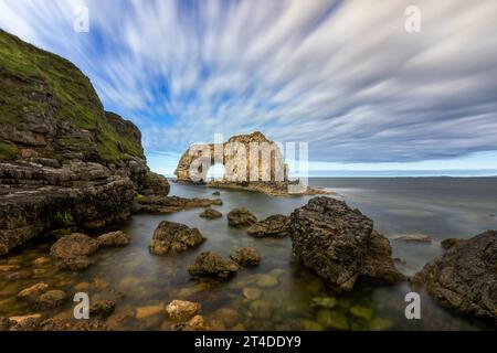 La Pollaird Sea Arch est une arche de mer de 20 mètres de haut, sculptée dans la péninsule sauvage de Fanad à Donegal, en Irlande. Banque D'Images