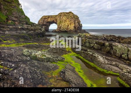 La Pollaird Sea Arch est une arche de mer de 20 mètres de haut, sculptée dans la péninsule sauvage de Fanad à Donegal, en Irlande. Banque D'Images