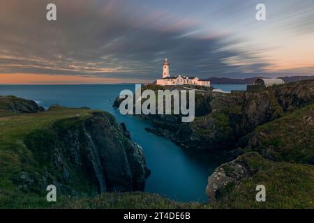 Le phare de Fanad Head est une tour en pierre blanchie à la chaux de 22 mètres de haut avec une lanterne noire perchée sur la péninsule sauvage de Fanad à Donegal, en Irlande. Banque D'Images