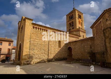 Ensemble de l'église romane de Santa Eugènia de Berga, dans le bassin de la Plana de Vic (Osona, Barcelone, Catalogne, Espagne) Banque D'Images