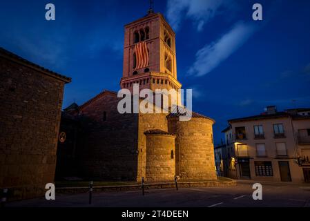 Heure bleue devenant nuit, devant l'église romane de Santa Eugènia de Berga (Osona, Barcelone, Catalogne, Espagne) Banque D'Images