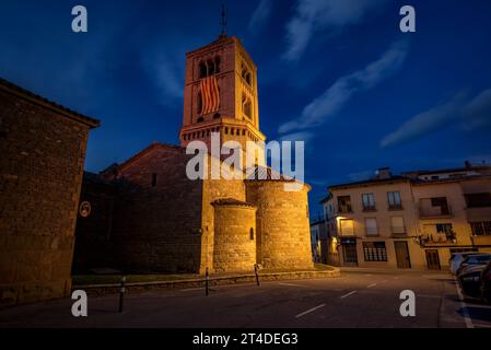 Heure bleue devenant nuit, devant l'église romane de Santa Eugènia de Berga (Osona, Barcelone, Catalogne, Espagne) Banque D'Images