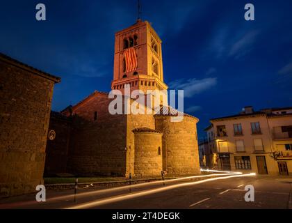 Heure bleue devenant nuit, devant l'église romane de Santa Eugènia de Berga (Osona, Barcelone, Catalogne, Espagne) Banque D'Images