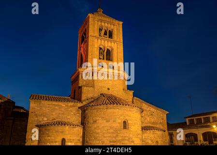 Heure bleue devenant nuit, devant l'église romane de Santa Eugènia de Berga (Osona, Barcelone, Catalogne, Espagne) Banque D'Images