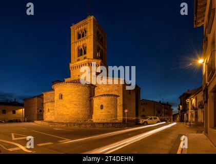 Heure bleue devenant nuit, devant l'église romane de Santa Eugènia de Berga (Osona, Barcelone, Catalogne, Espagne) Banque D'Images