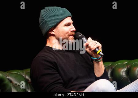 Stephen Amell | Premier jour de MCM Comic con au centre d'exposition Excel à Londres le 27 octobre 2023 Banque D'Images