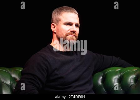 Stephen Amell | Premier jour de MCM Comic con au centre d'exposition Excel à Londres le 27 octobre 2023 Banque D'Images