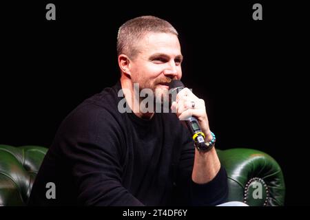 Stephen Amell | Premier jour de MCM Comic con au centre d'exposition Excel à Londres le 27 octobre 2023 Banque D'Images