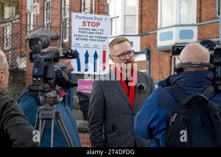 Lloyd Russell-Moyle député au port de Portland, Dorset où il n'a pas été autorisé à accéder à la barge d'immigration Bibby Stockholm Banque D'Images