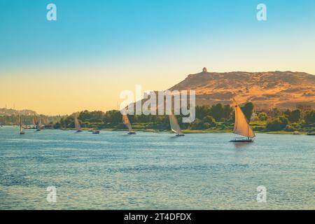 Bateaux traditionnels de felouque sur le Nil. Magnifique vue sur le Nil au coucher du soleil. Assouan, Égypte – 19 octobre 2023 Banque D'Images