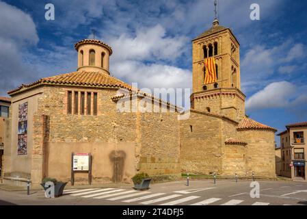 Ensemble de l'église romane de Santa Eugènia de Berga, dans le bassin de la Plana de Vic (Osona, Barcelone, Catalogne, Espagne) Banque D'Images