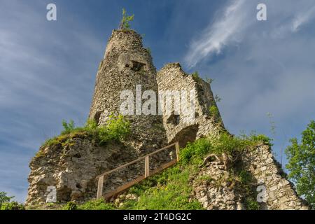 Ruines du château médiéval Starhrad , Slovaquie, Mala Fatra, jour de printemps, ciel bleu avec des nuages. Banque D'Images