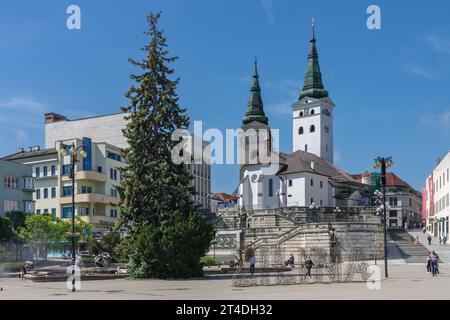 Zilina, Slovaquie-26 mai 2022 : Eglise de la Sainte Trinité sur la place Andrej Hlinka le 25,2022 mai à Zilina en Slovaquie Banque D'Images