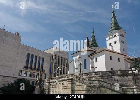 Zilina, Slovaquie-26 mai 2022 : Eglise de la Sainte Trinité sur la place Andrej Hlinka le 25,2022 mai à Zilina en Slovaquie Banque D'Images