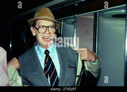 MILTON BERLE ; 12 juillet 1908 - 27 mars 2002 ; acteur et comédien américain ; crédit : Lynn McAfee / Performing Arts Images www.performingartsimages.com Banque D'Images