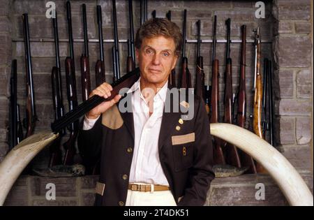 ROBERT STACK ; Charles Langford Modini Stack ; né le 13 janvier 1919 - 14 mai 2003 ; acteur américain et animateur de télévision ; at Home ; 1986 ; crédit : Lynn McAfee / Performing Arts Images www.performingartsimages.com Banque D'Images