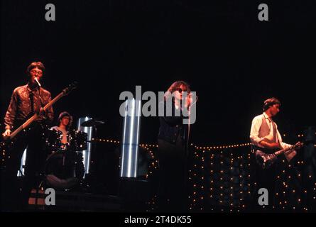 REM ;R.E.M. ; Groupe de rock américain ; Bill Berry – batterie, percussions et chœurs Peter Buck – guitare Mike Mills – basse, piano et chœurs Michael Stipe – chant et harmonica crédit : Lynn McAfee / Performing Arts Images www.performingartsimages.com Banque D'Images