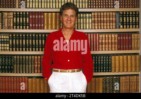 ROBERT STACK ; Charles Langford Modini Stack ; né le 13 janvier 1919 - 14 mai 2003 ; acteur américain et animateur de télévision ; at Home ; 1986 ; crédit : Lynn McAfee / Performing Arts Images www.performingartsimages.com Banque D'Images