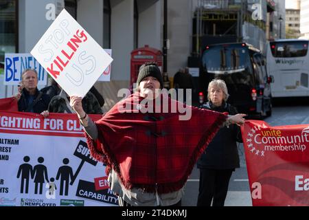 Londres, Royaume-Uni. 30 octobre 2023. Les militants des droits des personnes handicapées protestent auprès du Département du travail et des pensions (DWP) contre les modifications proposées aux règlements sur les prestations qui, selon eux, entraîneront de nouvelles sanctions et des difficultés pour les handicapés. Les plans visant à supprimer l’évaluation des capacités de travail, annoncés par le secrétaire au travail et aux Pensions, Mel Stride, prétendent aider les personnes à accéder au travail, mais les militants disent qu’il s’agit d’une mesure de réduction des coûts qui est «terriblement dangereuse» pour les personnes qui ne peuvent pas travailler pour des raisons liées à la santé. Crédit : Ron Fassbender/Alamy Live News Banque D'Images