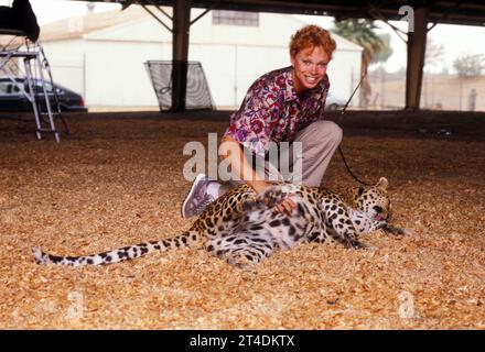 JULIET PROWSE ; 25 septembre 1936 - 14 septembre 1996 ; danseuse et actrice anglo-américaine dont la carrière de quatre décennies inclut scène, télévision et film Training Animals in Circus ; 1987 ; crédit : Lynn McAfee / Performing Arts Images www.performingartsimages.com Banque D'Images