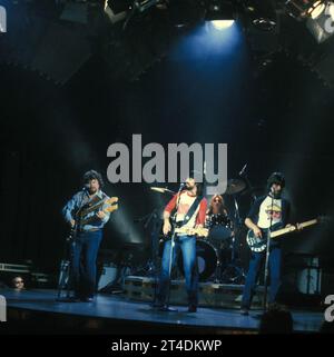 ALABAMA ; groupe de musique country américaine ; Randy Owen - chant, guitare rythmique ; Teddy Gentry - chant, guitare basse, chant ; Jeff Cook - chant, guitare, chant ; Mark Herndon - batterie ; 1981 ; crédit : Lynn McAfee / Performing Arts Images www.performingartsimages.com Banque D'Images