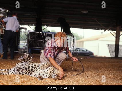 JULIET PROWSE ; 25 septembre 1936 - 14 septembre 1996 ; danseuse et actrice anglo-américaine dont la carrière de quatre décennies inclut scène, télévision et film Training Animals in Circus ; 1987 ; crédit : Lynn McAfee / Performing Arts Images www.performingartsimages.com Banque D'Images