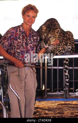 JULIET PROWSE ; 25 septembre 1936 - 14 septembre 1996 ; danseuse et actrice anglo-américaine dont la carrière de quatre décennies inclut scène, télévision et film Training Animals in Circus ; 1987 ; crédit : Lynn McAfee / Performing Arts Images www.performingartsimages.com Banque D'Images