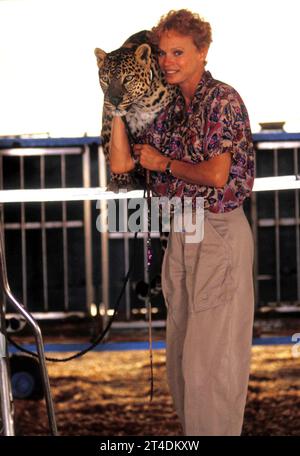 JULIET PROWSE ; 25 septembre 1936 - 14 septembre 1996 ; danseuse et actrice anglo-américaine dont la carrière de quatre décennies inclut scène, télévision et film Training Animals in Circus ; 1987 ; crédit : Lynn McAfee / Performing Arts Images www.performingartsimages.com Banque D'Images