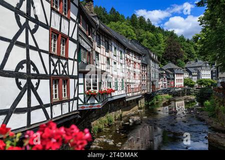 Vieille ville historique de Monschau, célèbre pour ses maisons à colombages traditionnelles, région de l'Eifel, Allemagne Banque D'Images