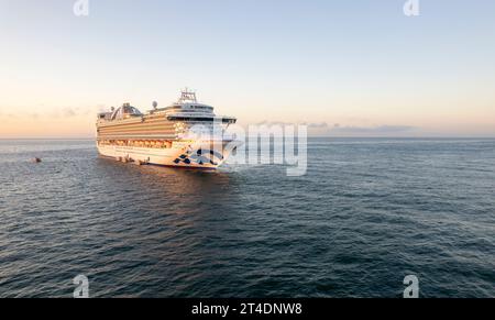 Navire à passagers au large de la côte californienne Banque D'Images