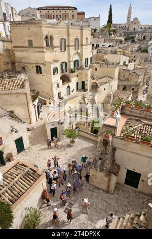 Touristes, Sasso Barisano, Sassi, Matera, Basilicate, Italie Banque D'Images