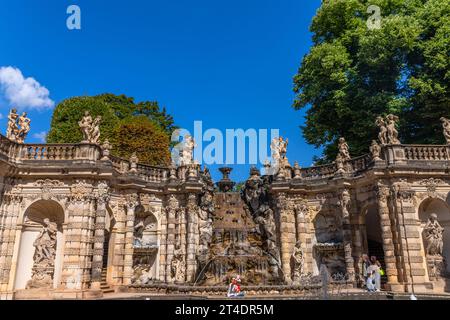 Dresde, Allemagne - 10 août 2023 : la fontaine dans le palais Zwinger à Dresde, Saxe. Banque D'Images